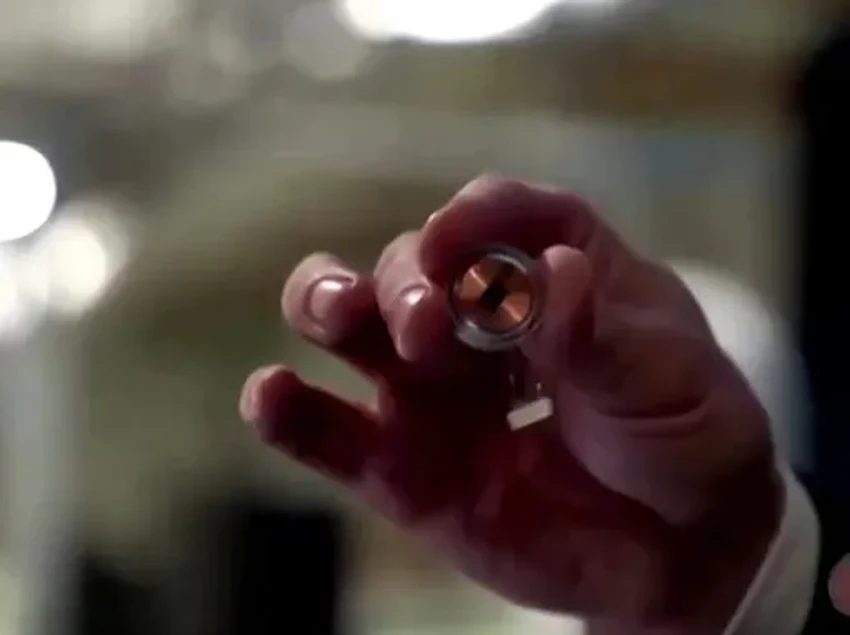 Первый чип Neuralink вживлен человеку: что обещает Илон Маск