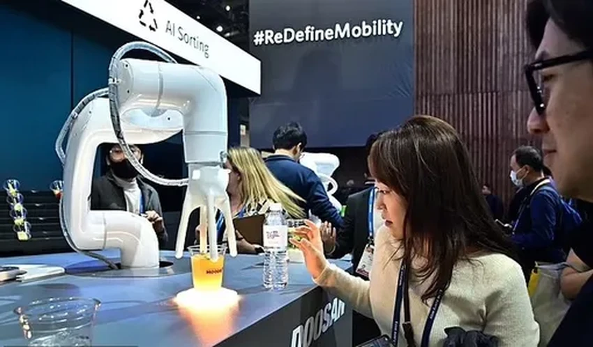 Робот-бармен на CES 2024 готовит коктейль, анализируя ваше настроение