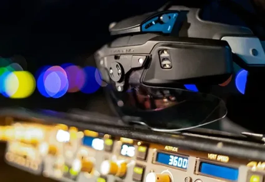 Впервые в гражданской авиации: пилоты получили шлемы, видящие сквозь облака