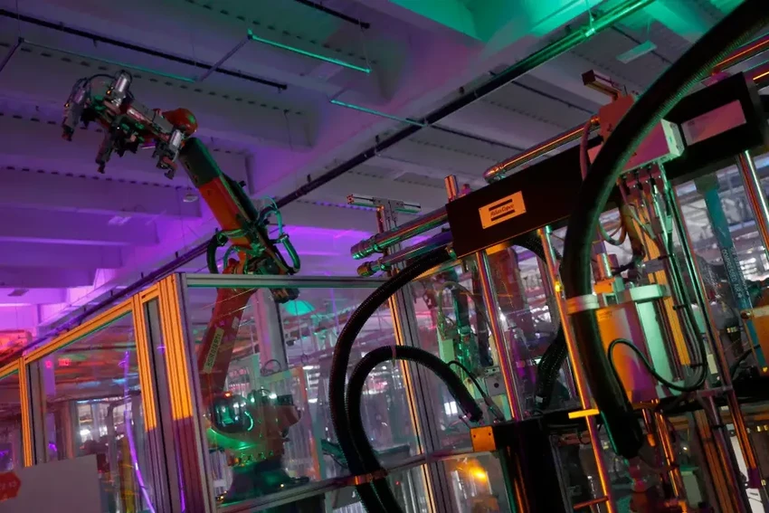 На инженера Tesla напал заводской робот: жуткие подробности и другие аварии