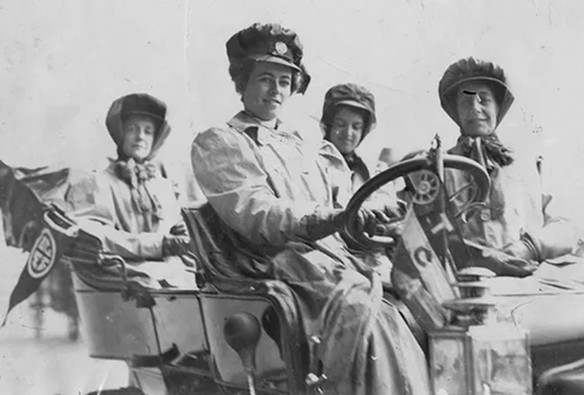 Женщины за рулём: неизвестная история первых водительниц и гонщиц