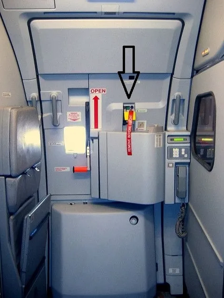 Чего боятся стюардессы: самые пугающие ситуации в полете по их рассказам