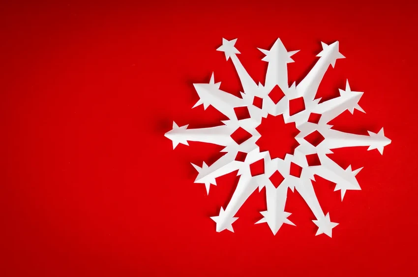 Новогодние снежинки из бумаги: 5 способов создания волшебных украшений