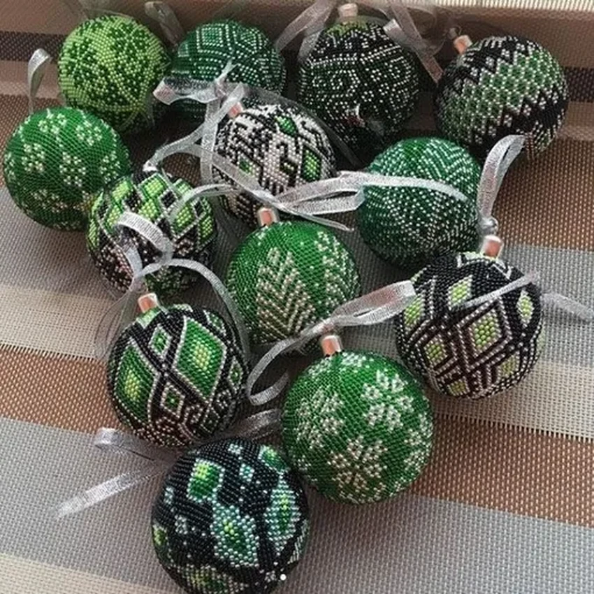 Старые игрушки к Новому году: 5 творческих идей обновления без затрат