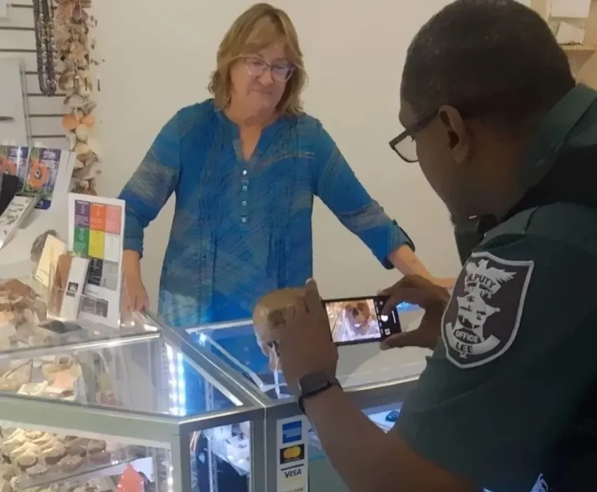 Антрополог нашла настоящий человеческий череп в хэллоуинском отделе магазина