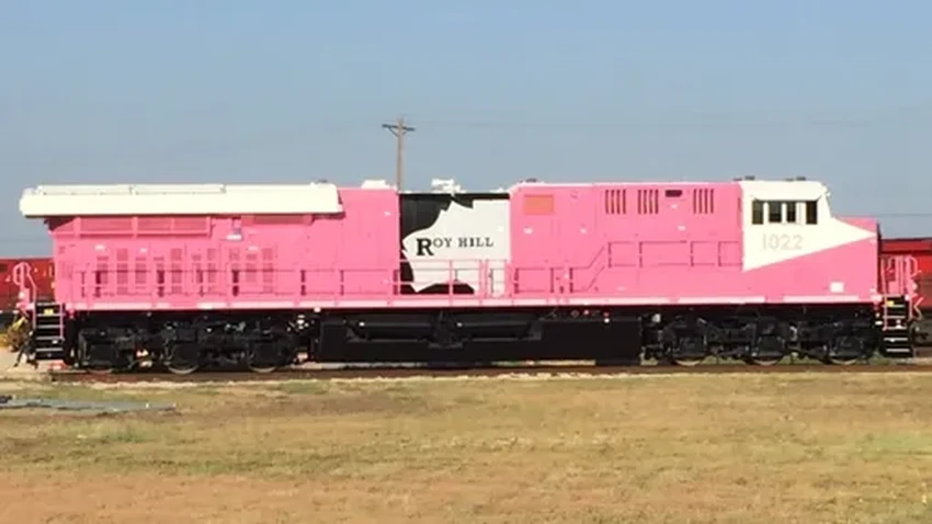 Первый в мире аккумуляторный грузовой локомотив: почему он розовый и как работает