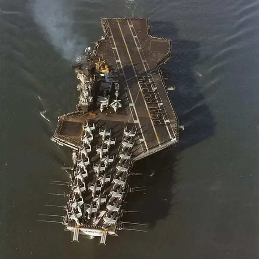 Тайфун и палуба: как посадили самолеты на штормовом авианосце