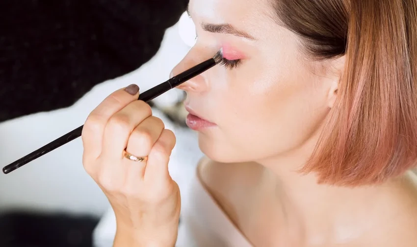 Разбитая пудра: три работающих способа восстановить косметику