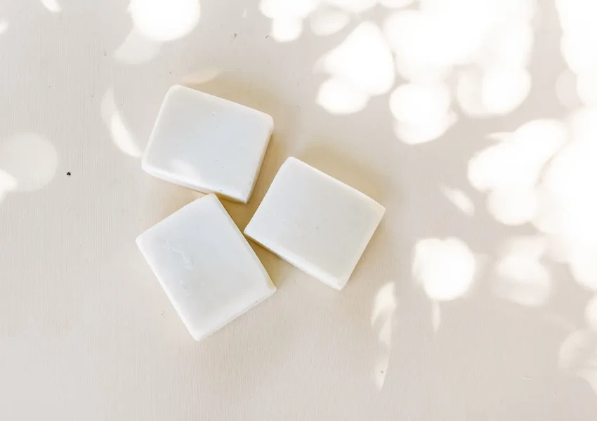 10 неочевидных способов применения кускового мыла для дома