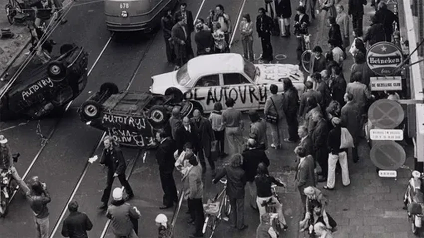 Как Голландия вернула велосипеды после эры автомобилей: история переворота