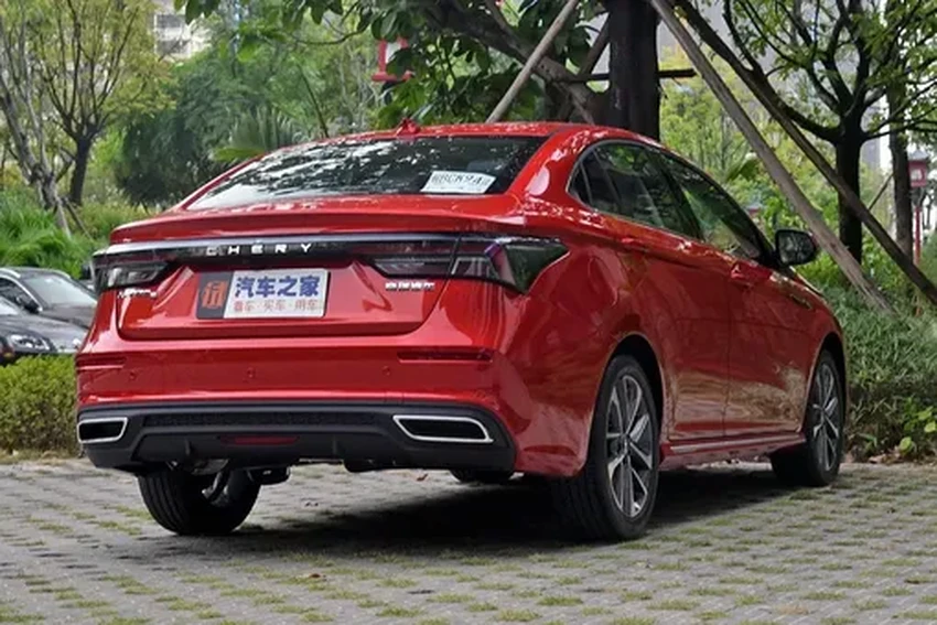 Система удержания в полосе Omoda S5 устроила опасный слалом на трассе