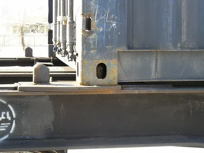 Как ветер сбрасывает контейнеры с поездов: неожиданная причина