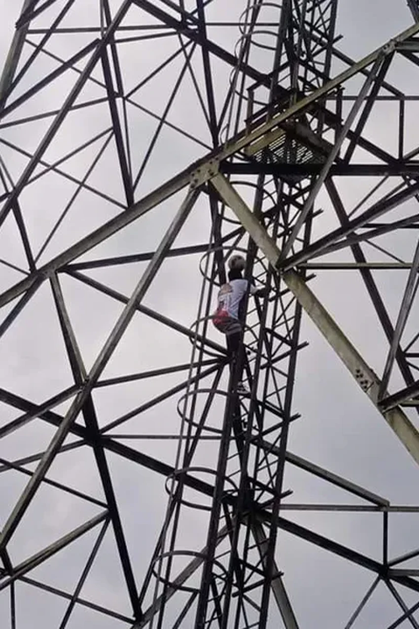 Нигериец установил мировой рекорд, поднявшись по вышке с мячом на голове