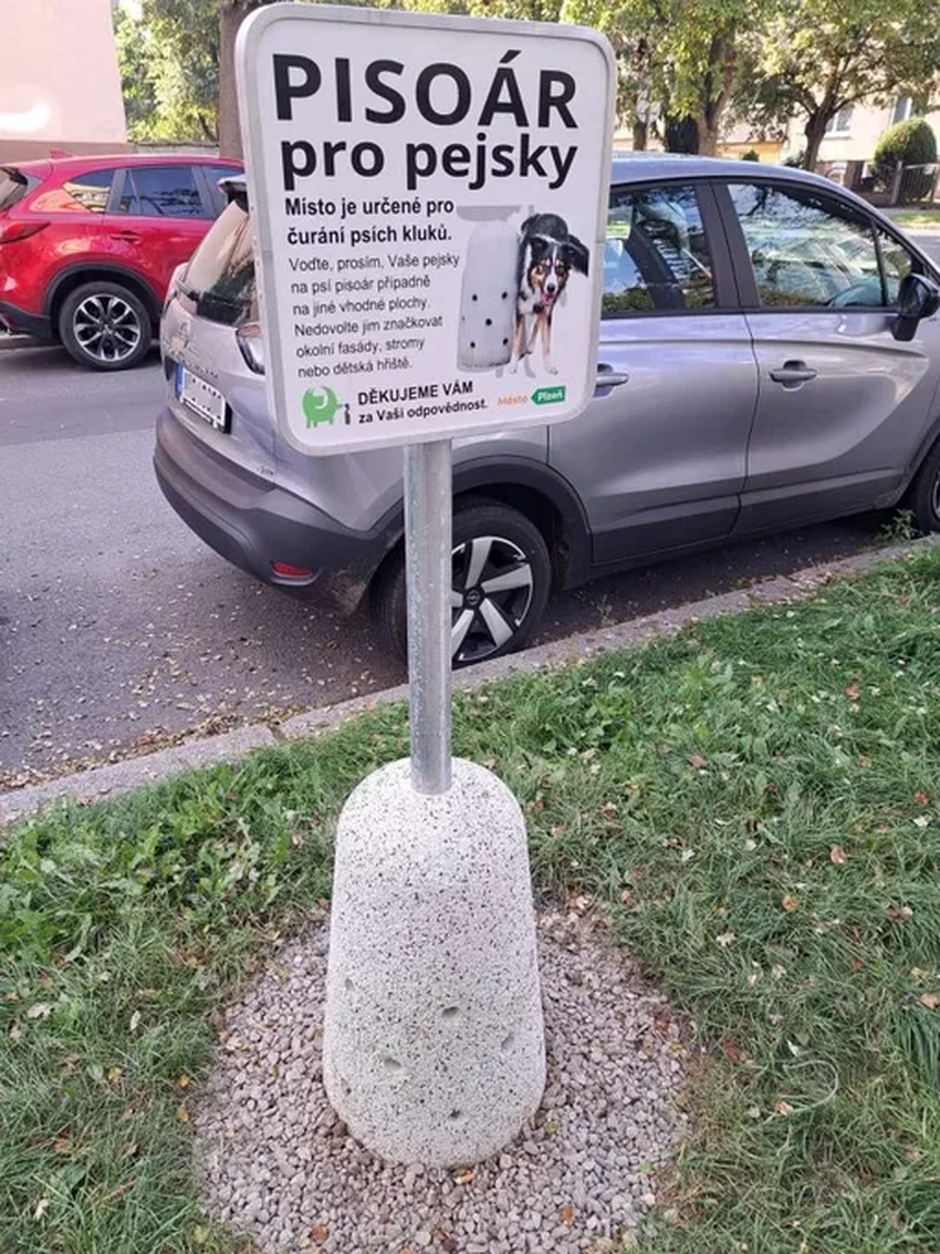 Необычные бетонные писсуары для собак появились на улицах чешского города