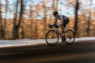 Как одеваться на велопрогулку осенью: система слоёв и выбор базовых аксессуаров