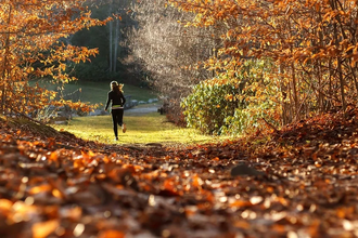 Осенние пробежки в дождь: как выбрать обувь и сохранить комфорт