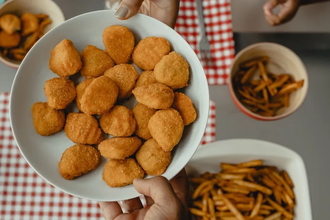 Культивируемая курятина стала дешевле: цена сравнялась с органическим мясом