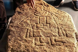 В Германии при ремонте дома нашли уникальный средневековый камень с рисунком