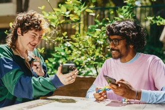 Почему лёгкие жалобы на друга иногда сближают: психология сплетен