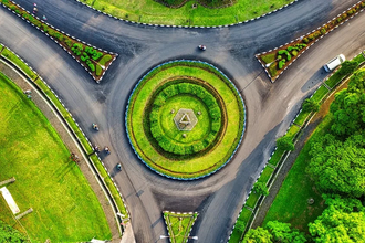 Парковка на круговом движении: что разрешают ПДД и почему водители боятся