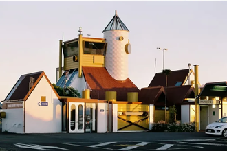 Архитектор, который строит дома-конструкторы: яркий проект из Новой Зеландии