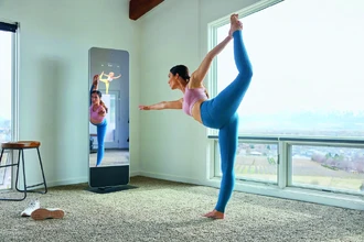 Технологии для фитнеса: как тренироваться с умным зеркалом и VR дома