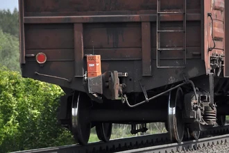 Зачем на последнем вагоне грузового поезда установлен оранжевый «чёрный ящик»?