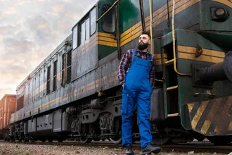 Зачем среди грузовых вагонов едет один с решетками на окнах?