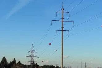 Зачем на линиях электропередач вешают цветные шары: ответ для любознательных
