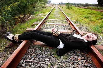 Почему опасно помогать человеку, упавшему на рельсы в метро? Главные риски