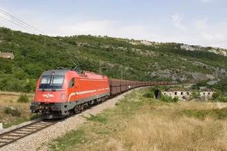 Зачем поездам локомотив сзади? История и опасности работы толкачей