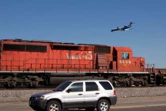 Почему у пилотов кресло слева, а у машинистов справа: неочевидные причины