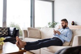 Удалённое управление смартфоном: как помочь родным с настройкой, не вставая с дивана