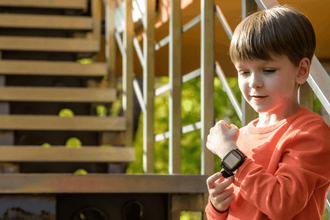 7 лучших детских умных часов для связи и безопасности: рейтинг 2025