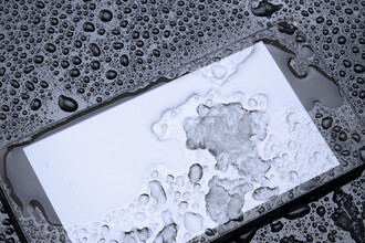 Что делать, если телефон упал в воду: пошаговая инструкция по спасению