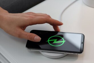 Всё о беспроводной зарядке: как работает, плюсы и минусы технологии