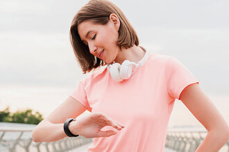 Как подключить фитнес-браслет к телефону: подробная инструкция