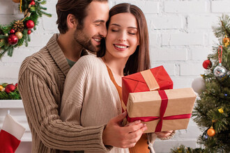 7 оригинальных новогодних подарков недорого: замена привычным носкам и сувенирам