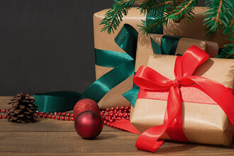 7 новогодних подарков до 1500 рублей: идеи на любой вкус