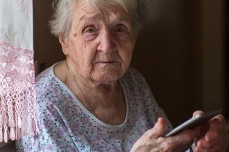 Какой смартфон купить пожилому человеку: критерии выбора и лучшие модели