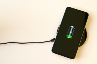 Как работает быстрая зарядка для смартфонов: стандарты, совместимость и выбор