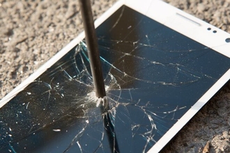 9 дурацких способов убить смартфон: реальные истории из жизни