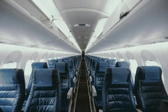 Почему в самолетах синие кресла: психология, практичность и секреты авиакомпаний