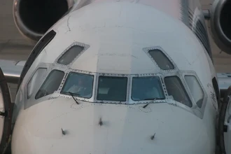 Зачем в кабинах старых самолётов были окна на потолке и почему их убрали