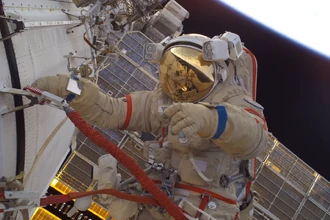 Зеркало на скафандре: зачем космонавту смотреть на рукав в космосе