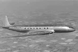 Почему первый реактивный лайнер «Комета» разваливался в воздухе: история квадратных окон