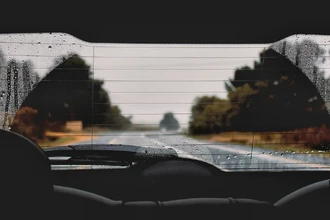 Зачем на заднем стекле автомобиля черные полосы? Объясняем работу обогрева