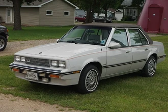 Провал Cadillac Cimarron: почему компактный люкс проиграл Mercedes?