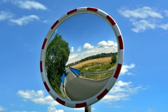 Выпуклые зеркала на дорогах: как они работают и почему их должно быть больше
