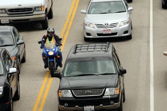 Мотоцикл между полос: что говорит закон и как избежать штрафа